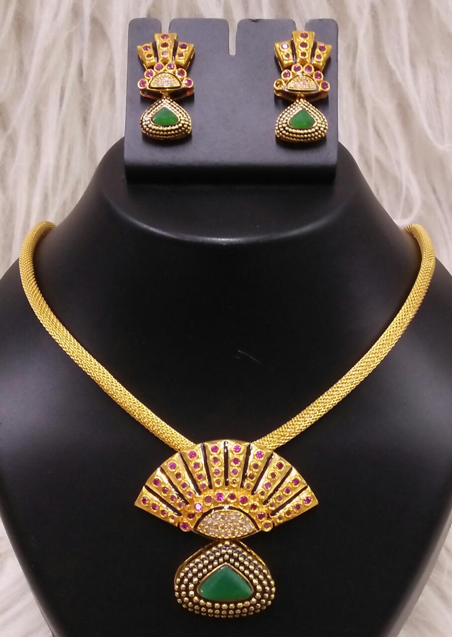 Indian 18 Karat Gold Polished Fashion Jewelry Set